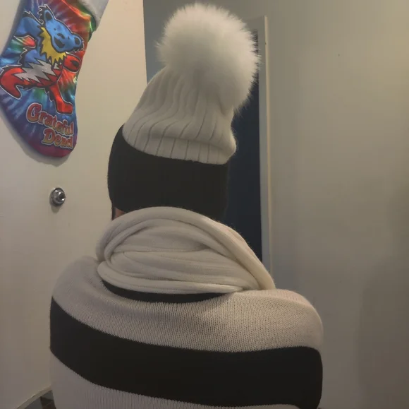 Loro Piana hat + scarf bundle NWT - Picture 5 of 9